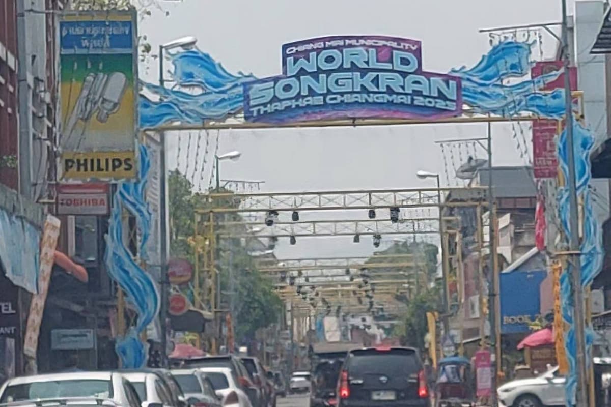 Songkran_tourism_in_Chiang_Mai_fluctuates_tourists_stop_and_slow_down_SPACEBAR_Photo05_80920a25a2.jpg