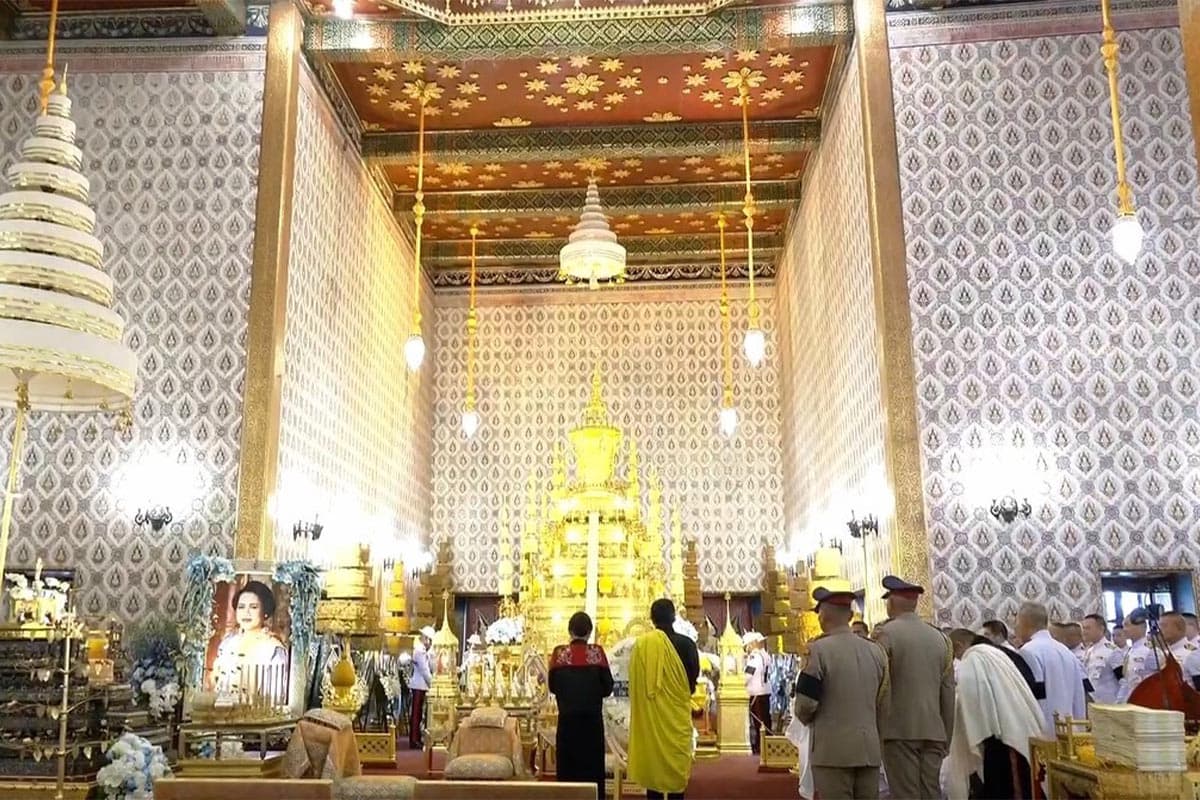 The-King-and-Queen-of-Bhutan-Paid-their-respects-at-the-Royal-Cremation-Ceremony-of-Her-Majesty-the-Queen Mother-SPACEBAR-Photo01-1.jpg