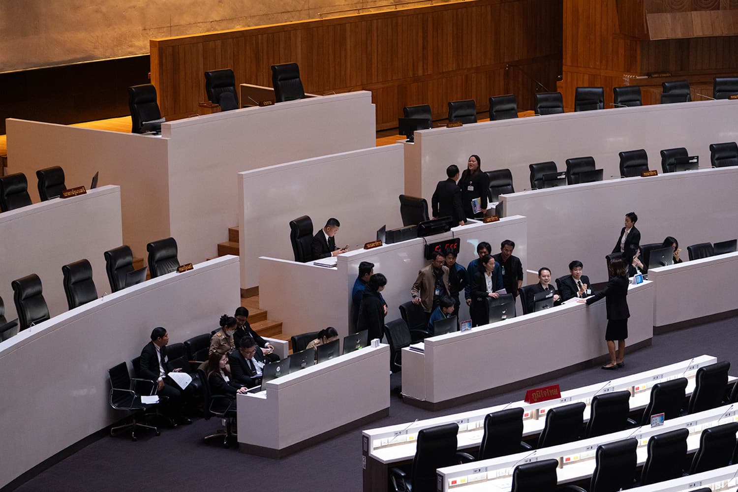 Photo Story : ประมวลภาพก่อนไฟเขียวสูตร ‘20หยิบ1’ ถูกค้านทั่วสภา