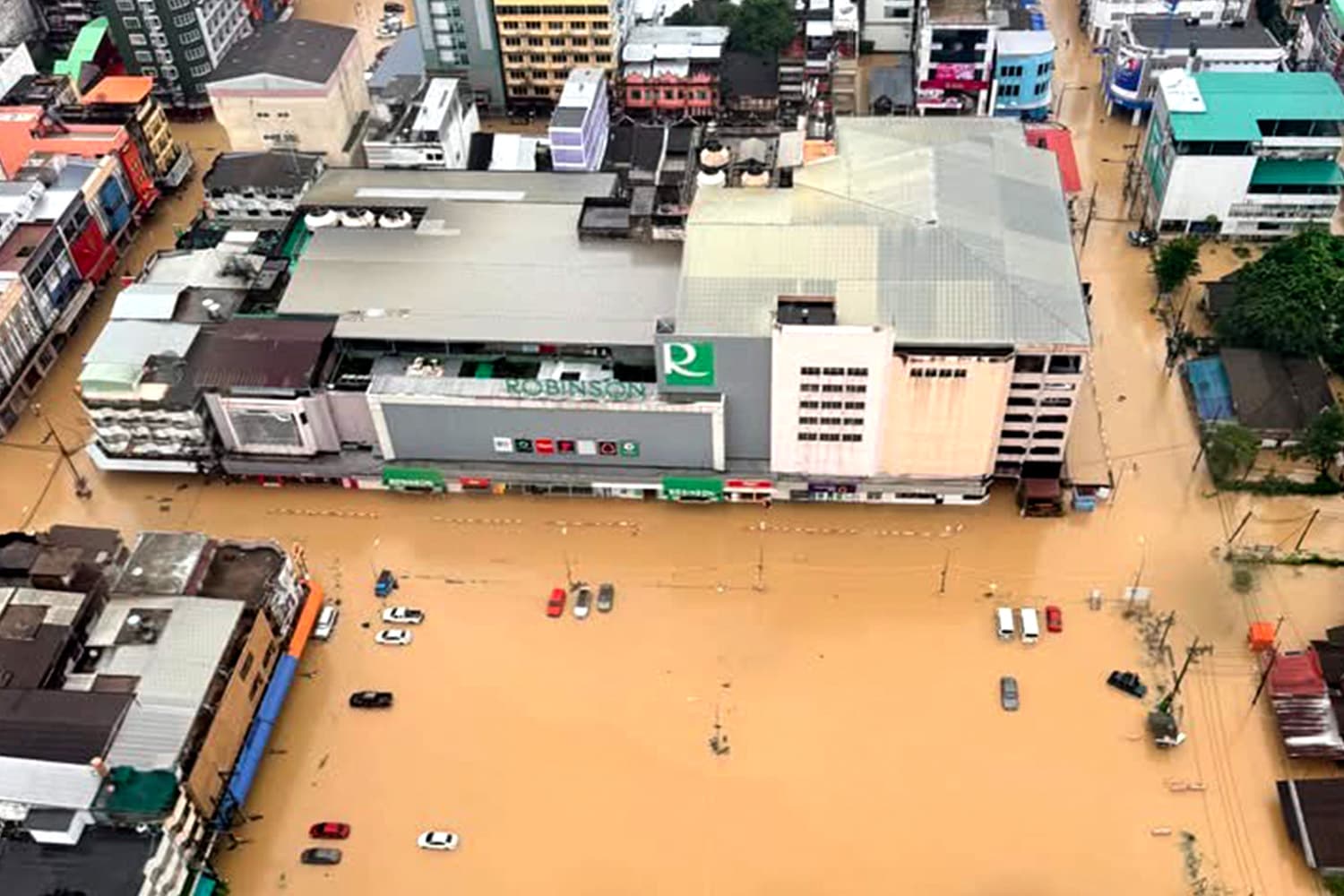 เมืองหาดใหญ่ยังวิกฤติ น้ำท่วมสูงหลายจุด หลายครอบครัวยังถูกตัดขาด