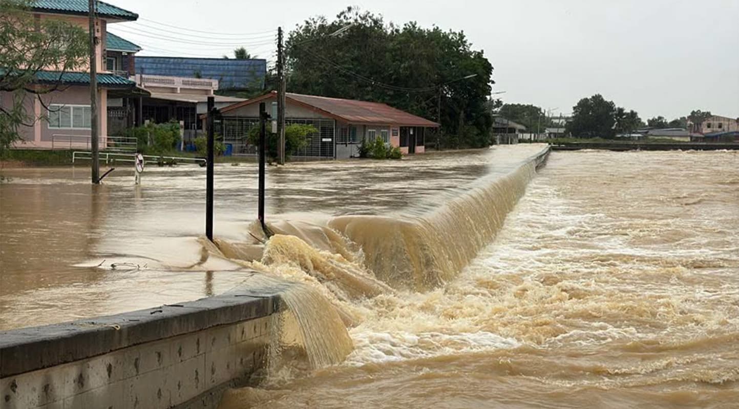The-flood-situation-in-Hat-Yai-remains-critical-in-many-areas-with-water-levels-still-high-SPACEBAR-Photo01.jpg