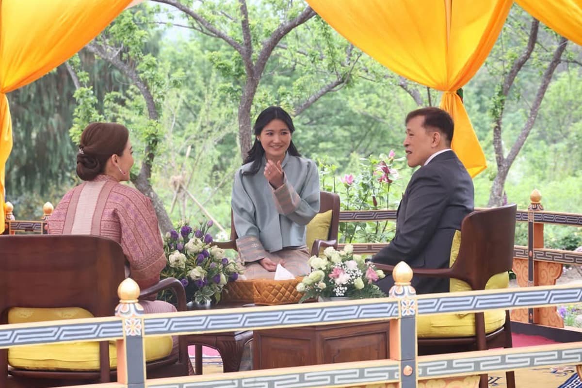The_King_and_Queen_attend_the_Buddhist_chanting_ceremony_to_offer_blessings_SPACEBAR_Photo06_c3c90cc845.jpg