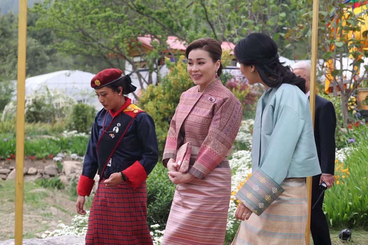 The_King_and_Queen_attend_the_Buddhist_chanting_ceremony_to_offer_blessings_SPACEBAR_Photo07_5cd5828ea0.jpg