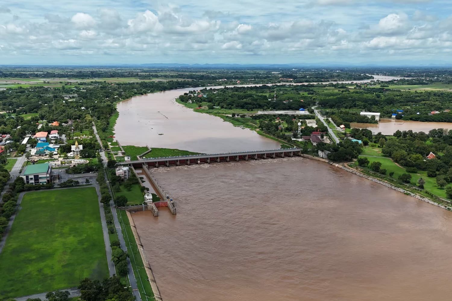 สถานการณ์น้ำท่วมหลายจังหวัดยังหนัก ‘อ่างทอง’ น้ำขังสูง ‘กทม.’ เฝ้าระวัง 11 ชุมชนนอกคันกั้น เตรียมป้องกันน้ำเหนือ-น้ำหนุนสูง