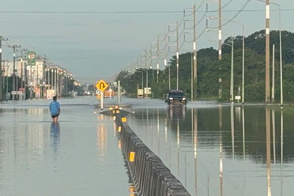 Water-situation-Flooding-in-Ang Thong-and-Bangkok-SPACEBAR-Photo01.jpg