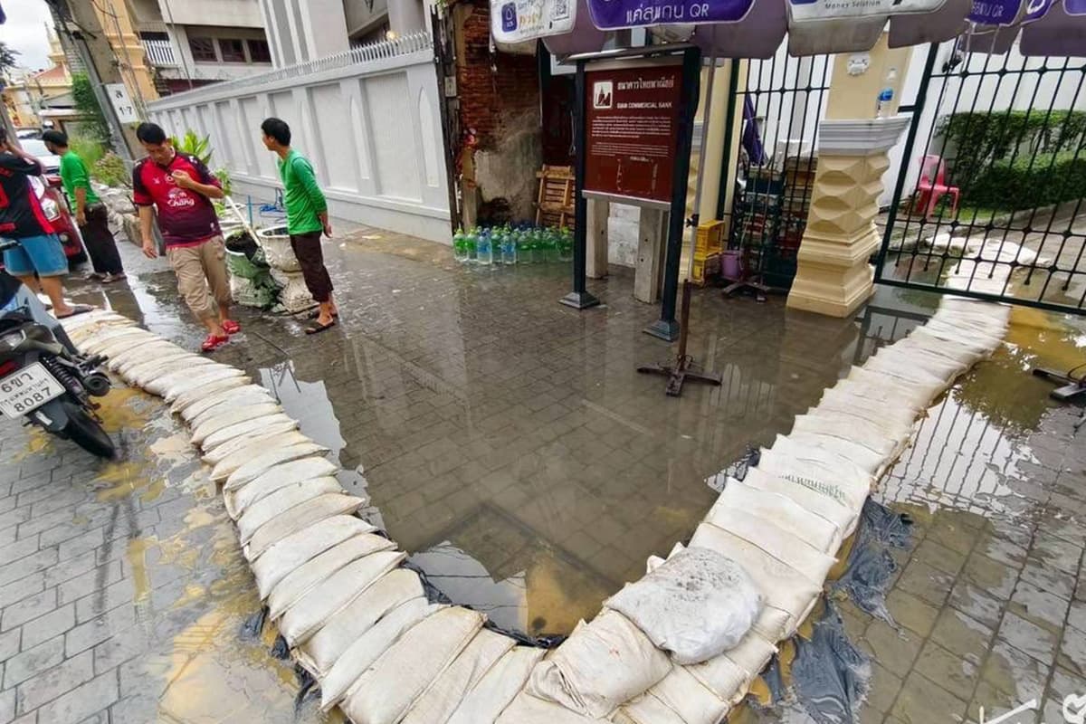 Water-situation-Flooding-in-Ang Thong-and-Bangkok-SPACEBAR-Photo03.jpg