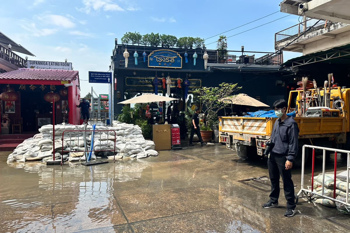 Water-situation-Flooding-in-Ang Thong-and-Bangkok-SPACEBAR-Photo04.jpg