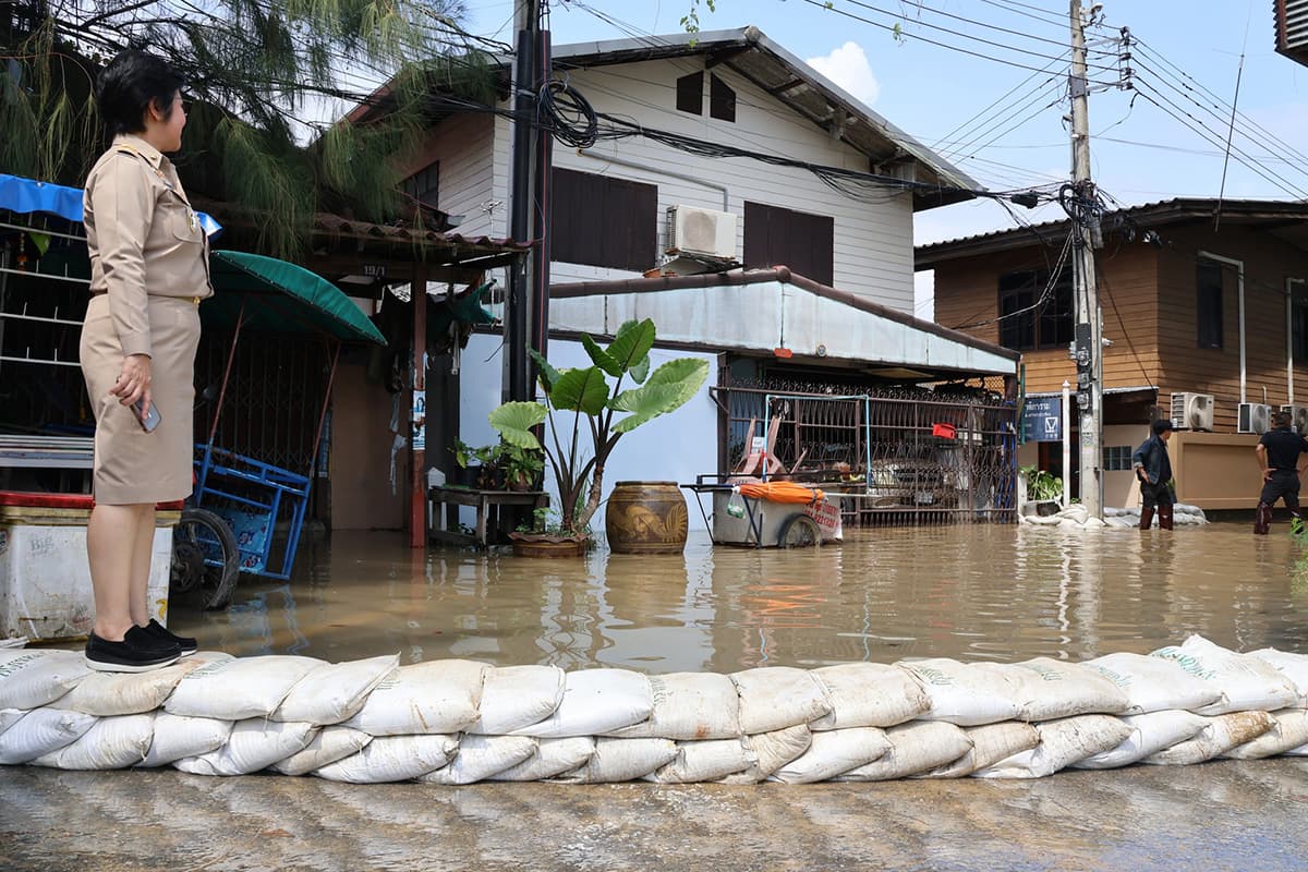 Water-situation-Flooding-in-Ang Thong-and-Bangkok-SPACEBAR-Photo05.jpg