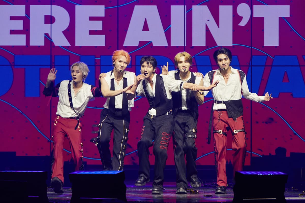 WayV ภาพคอนเสิร์ตที่กรุงโซล 1.jpg