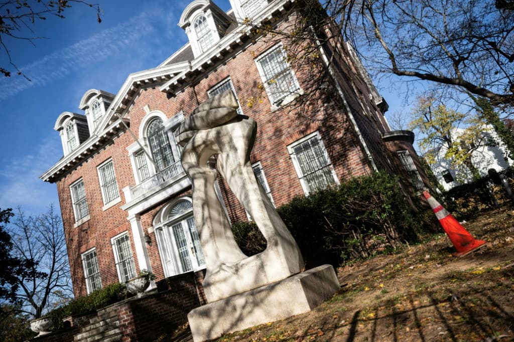 สถานทูตร้างในวอชิงตัน ดี.ซี. สะท้อนความผันผวนของการทูตโลก