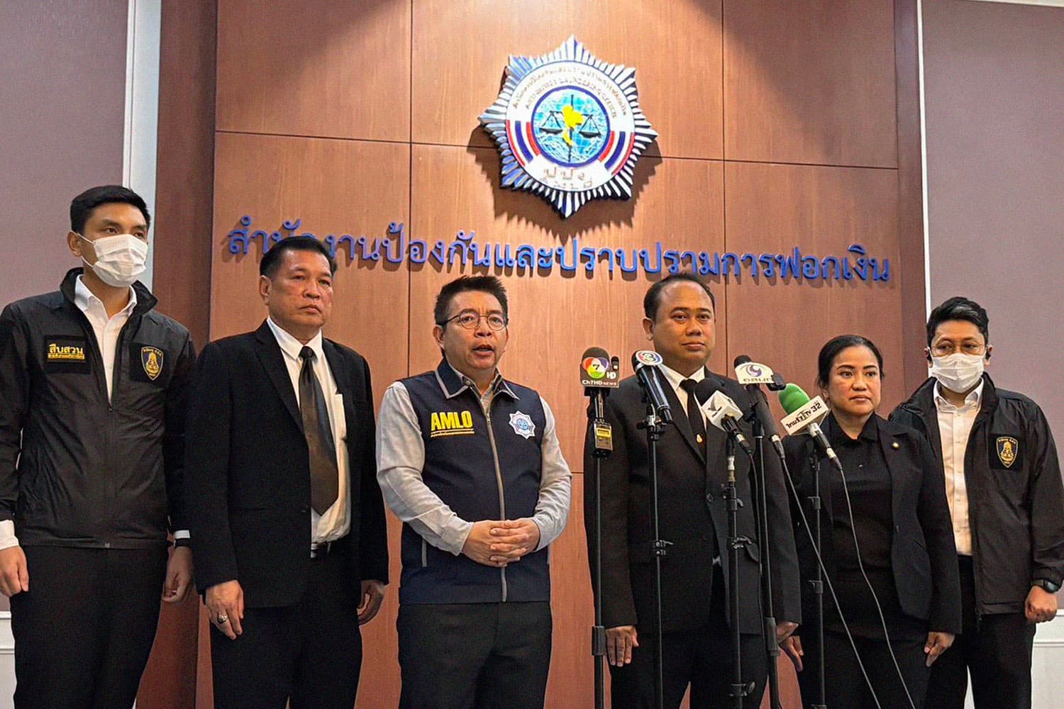 ‘ปปง.-ป.ป.ช.’ ล็อกเป้าจ่อเรียกชี้แจง! ‘นักการเมือง-จนท.รัฐ’ ถ่ายภาพคู่ ‘เบน สมิธ’