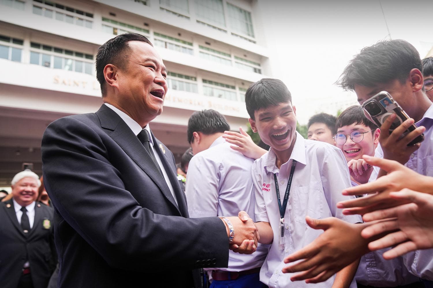 ‘นายกฯหนู’ เยี่ยม ‘รร.เก่าอัสสัมชัญ’ ฝากเด็กทำดี-ตอบแทนชาติ