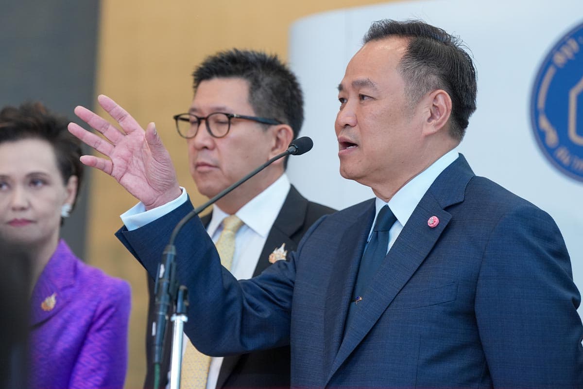 anutin-economic-team-thai-bankers-association-discussion-smes-SPACEBAR-Photo01.jpg