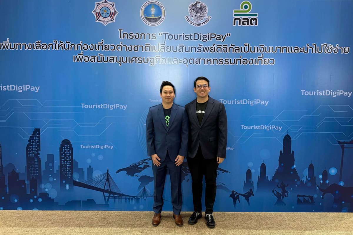 ธนวัต สุตันติวรคุณ ประธานเจ้าหน้าที่บริหาร บริษัท บิททาซซ่า จำกัด (ซ้าย),สันติภาพ จรัสแผ้ว หัวหน้าฝ่ายกฎหมายและกำกับดูแล บริษัท บิททาซซ่า จำกัด  (ขวา)