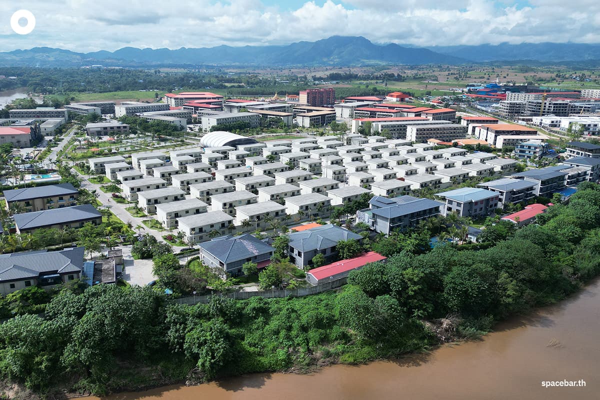 ภาพถ่ายทางอากาศจากฝั่ง อ.แม่สอด เมื่อวันที่ 17 ก.ย. 2025 ของกลุ่มอาคาร KK Park ในเมืองเมียวดีทางตะวันออกของเมียนมา Photo by LILLIAN SUWANRUMPHA / AFP