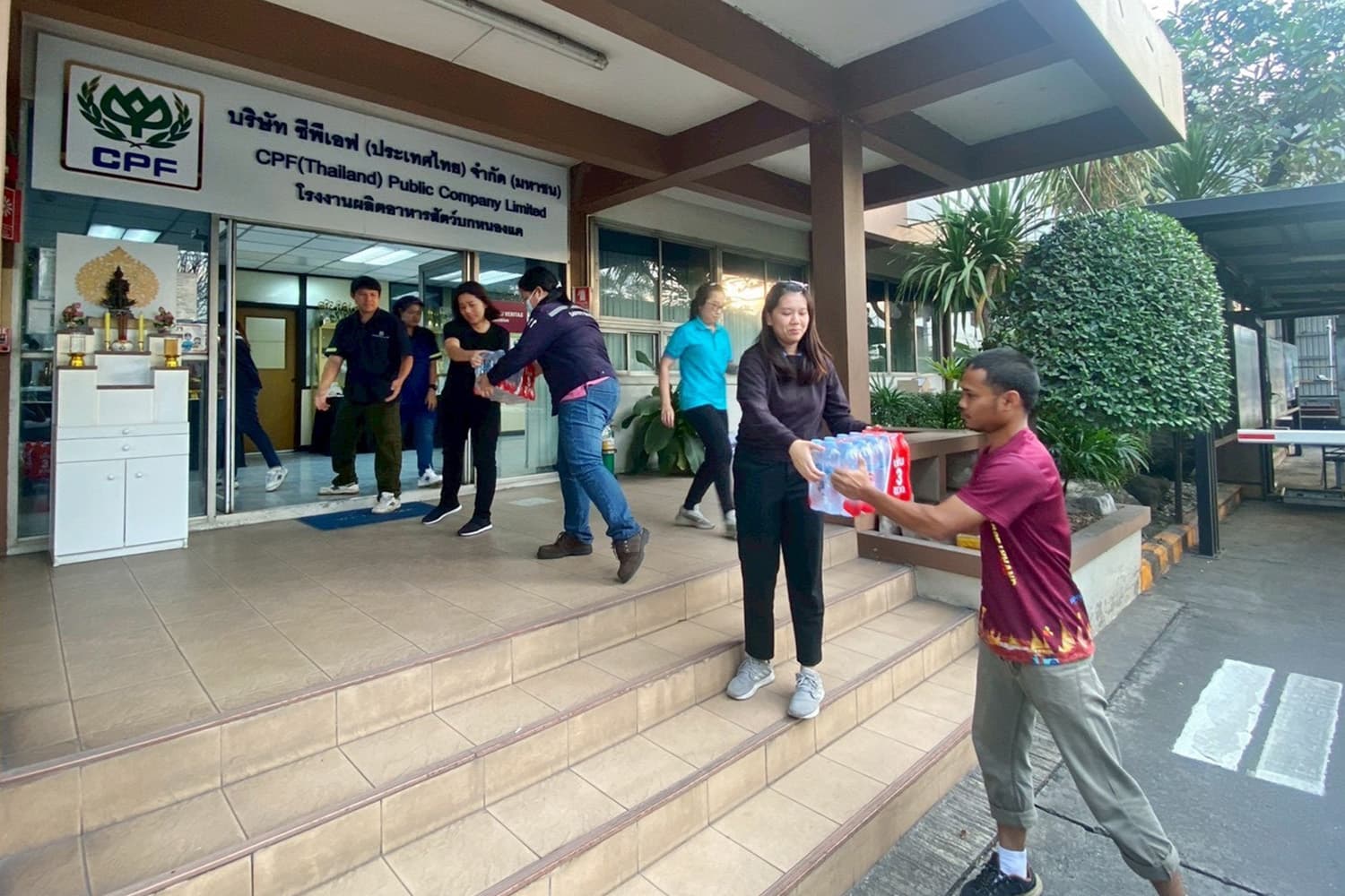 ‘ซีพีเอฟ’ ระดมพลังอาสา ฝ่าน้ำท่วมช่วยชาวใต้ 5 จังหวัด