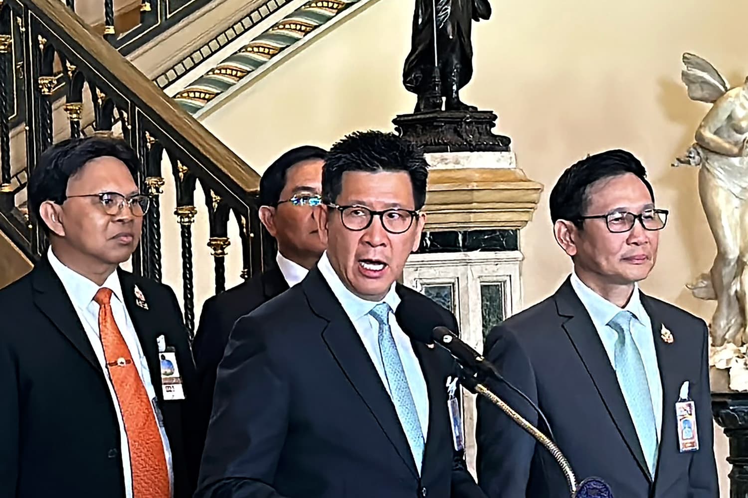 เอกนิติ ย้ำชัด! ‘วรภัค ลาออก’ ไม่สะเทือนทีม ศก.คลัง