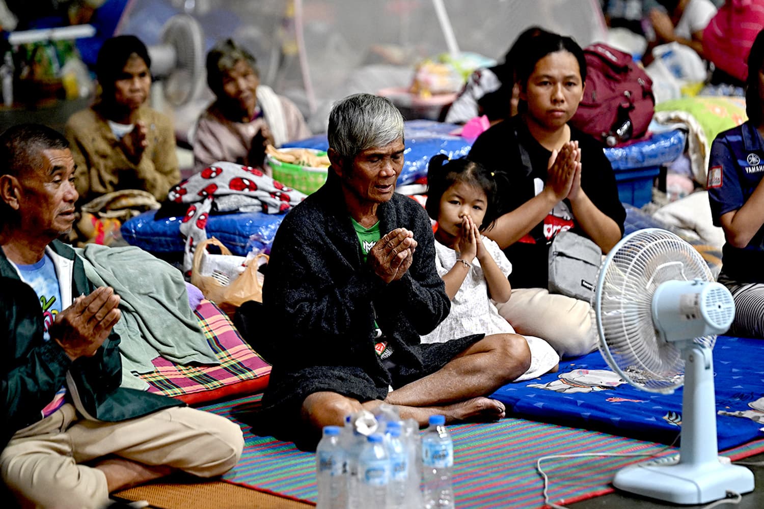 ชาวไทย-กัมพูชาในศูนย์พักพิงเปิดใจ “สงครามจบเร็วเท่าไหร่ยิ่งดี อยากใช้ชีวิตสงบ”
