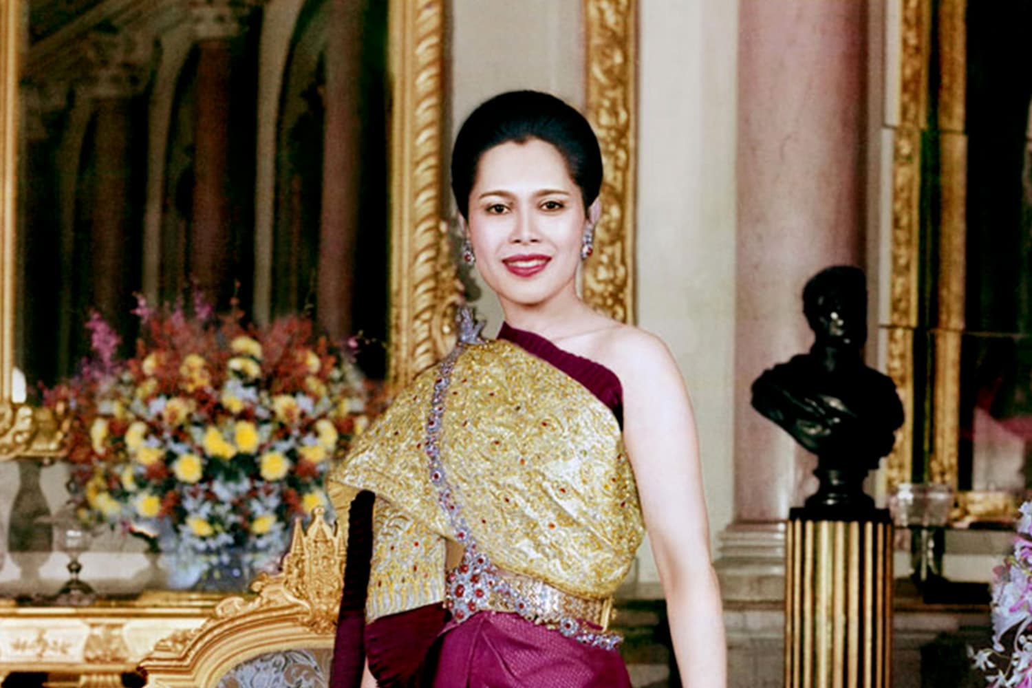 สื่อต่างชาติรายงานข่าว ‘สมเด็จพระพันปีหลวง’ สวรรคต ยกย่องทรงเป็น ‘ราชินีแฟชั่นไอคอนผู้ทรงอิทธิพล’