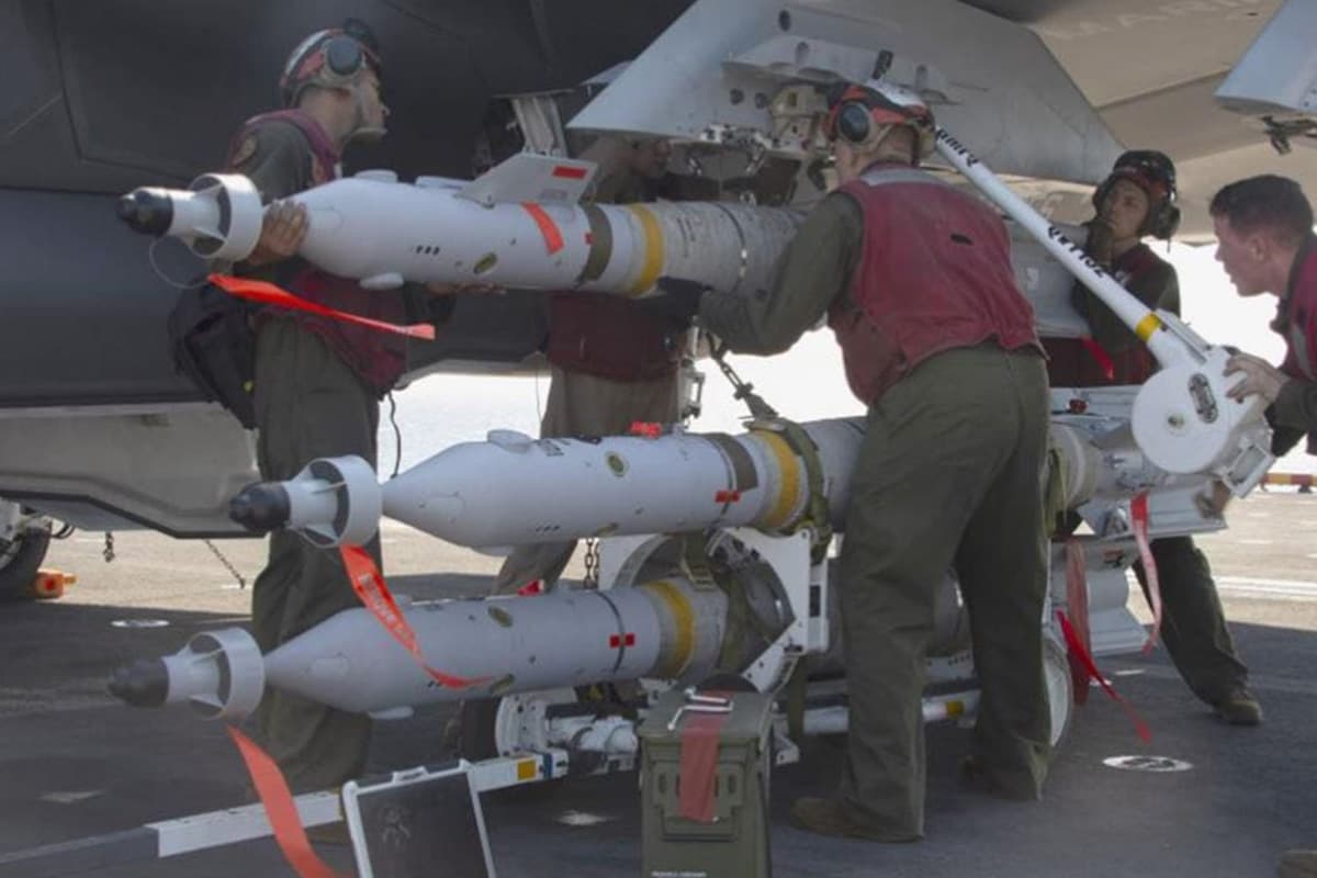 นาวิกโยธินบรรจุระเบิด Paveway ใส่เครื่องบิน F-35B Lightning ll (Photo by U.S. Navy)