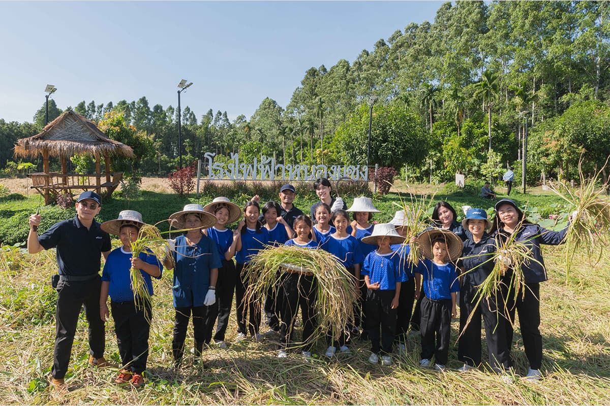 gulf_activities_student_learn_about_demonstration_rice_fields_SPACEBAR_Photo04_de7a93b589.jpg