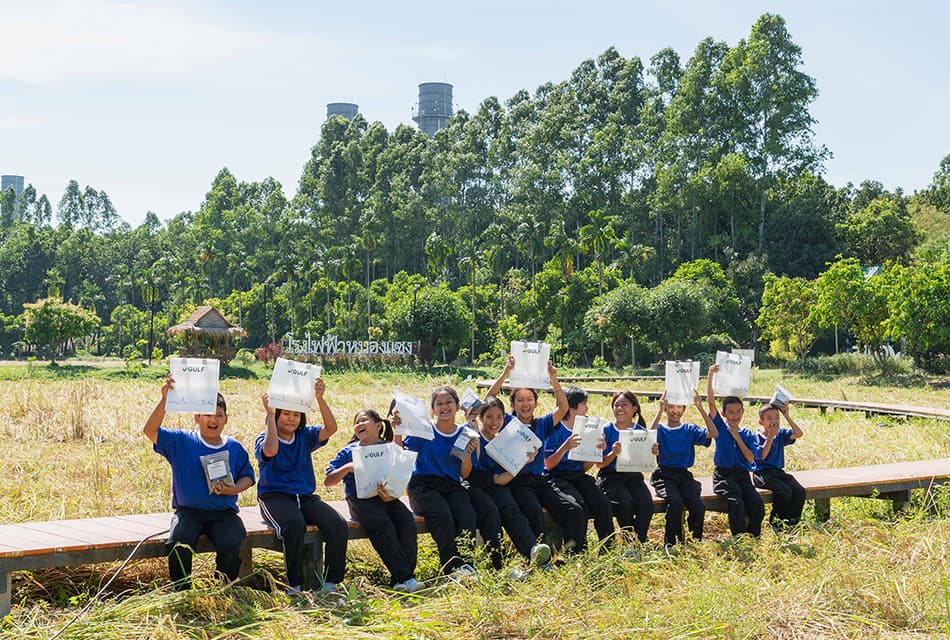 gulf_activities_student_learn_about_demonstration_rice_fields_SPACEBAR_Thumbnail_e44e0a1bbb.jpg