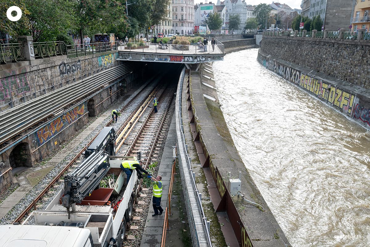 พนักงานของบริษัทขนส่งสาธารณะ Wiener Linien กำลังทำความสะอาดเศษซากที่ร่วงหล่นจากรางรถไฟใต้ดิน U4 ซึ่งวิ่งเลียบแม่น้ำเวียนนา (Photo by Joe Klamar / AFP)