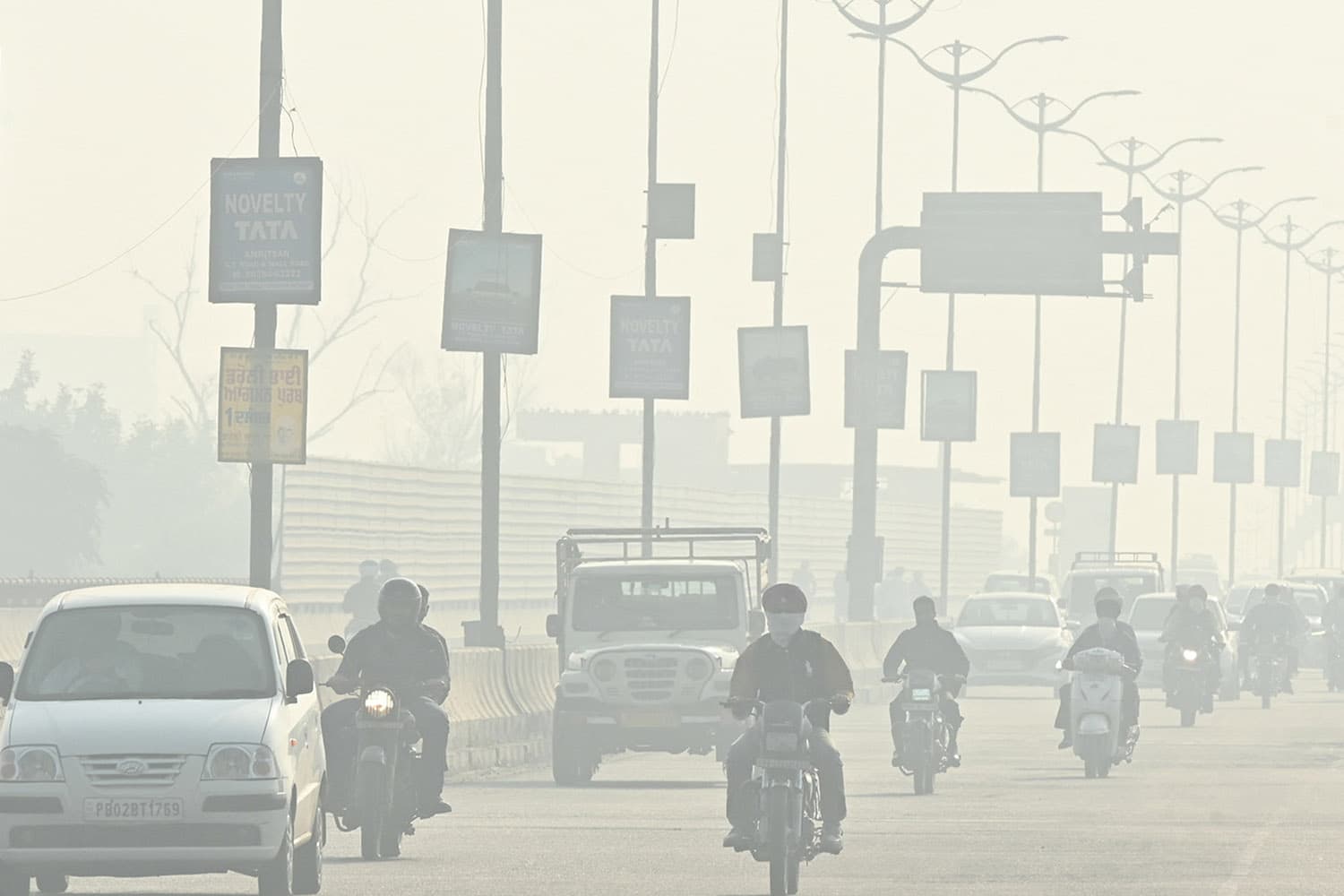 คนอินเดียไม่พอใจ! ประท้วงรัฐบาลจัดการฝุ่นพิษล้มเหลว หลังฉีดน้ำรอบสถานีวัดคุณภาพอากาศหวังบิดเบือนค่าฝุ่น