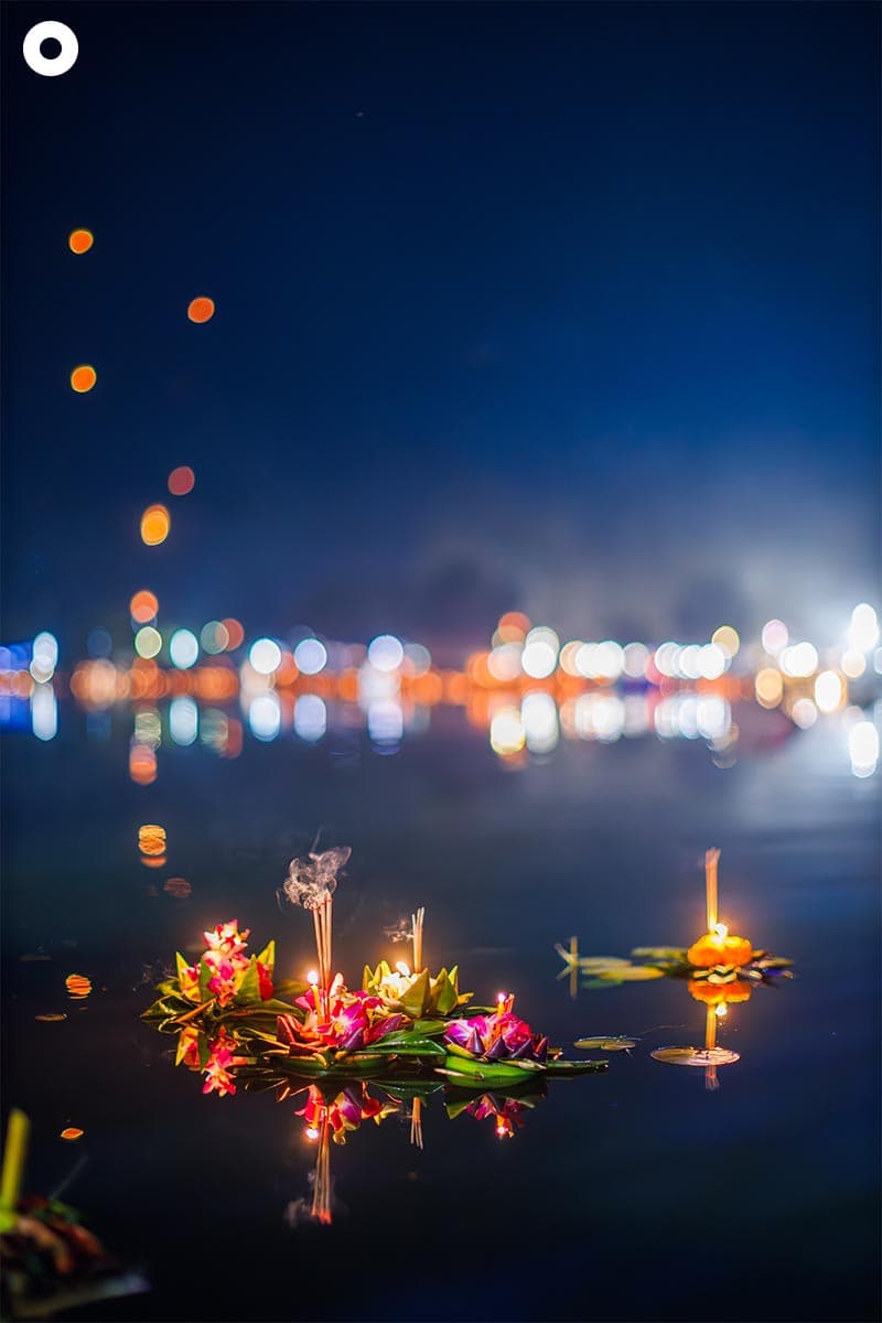 loy_krathong_digital_vs_traditional_save_energy_SPACEBAR_Photo_V01_0d0c66ac0c.jpg