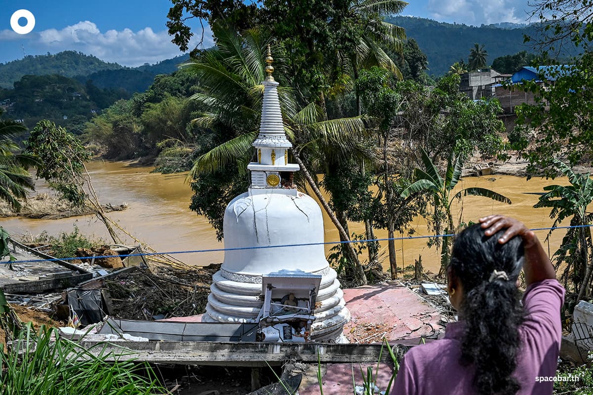 ผู้หญิงคนหนึ่งกำลังมองดูเจดีย์ที่อยู่ในสภาพเสียหายจากดินถล่มหลังพายุไซโคลนดิตวาห์พัดถล่มเมืองกัมโปลา เขตแคนดี เมื่อวันที่ 4 ธันวาคม 2025 Photo by ISHARA S. KODIKARA / AFP