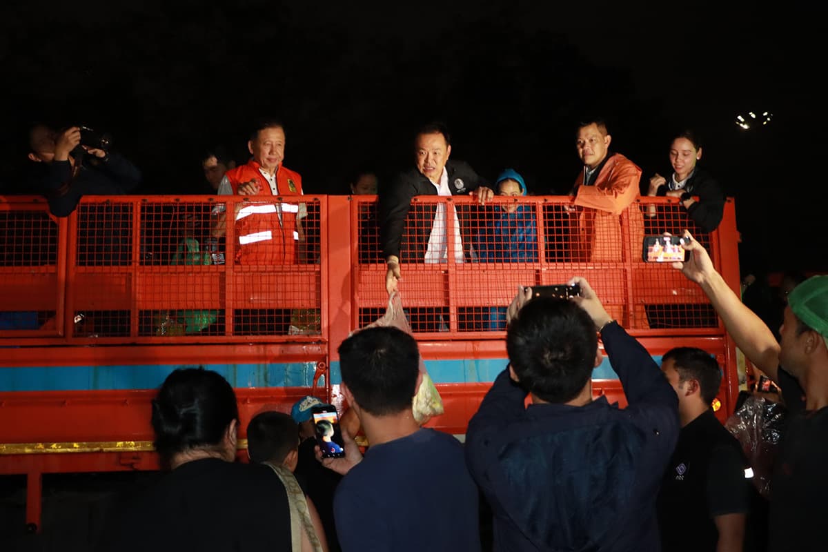 นายกรัฐมนตรีลงพื้นที่ช่วยเหลือผู้ประสบภัยน้ำท่วม เครดิตภาพ: เทศบาลนครหาดใหญ่