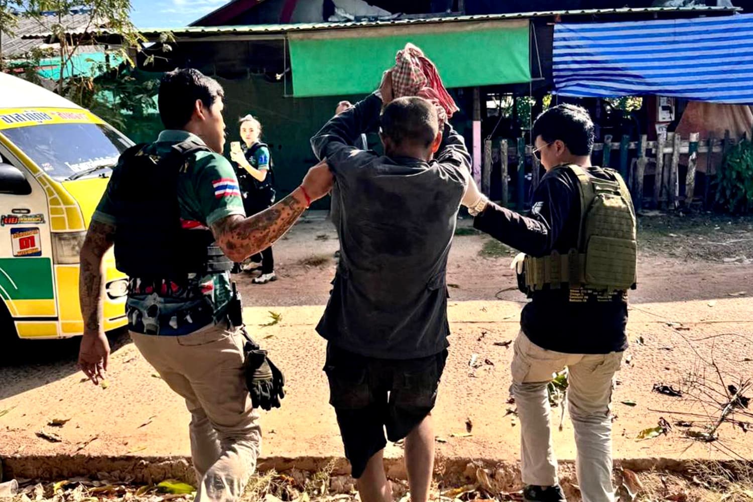 ละเมิดสิทธิมนุษยชน! ‘ทบ.’ ประณาม ‘กัมพูชา’ ยิงจรวดถล่มกันทรลักษ์ ชาวบ้านเจ็บ 4 ราย