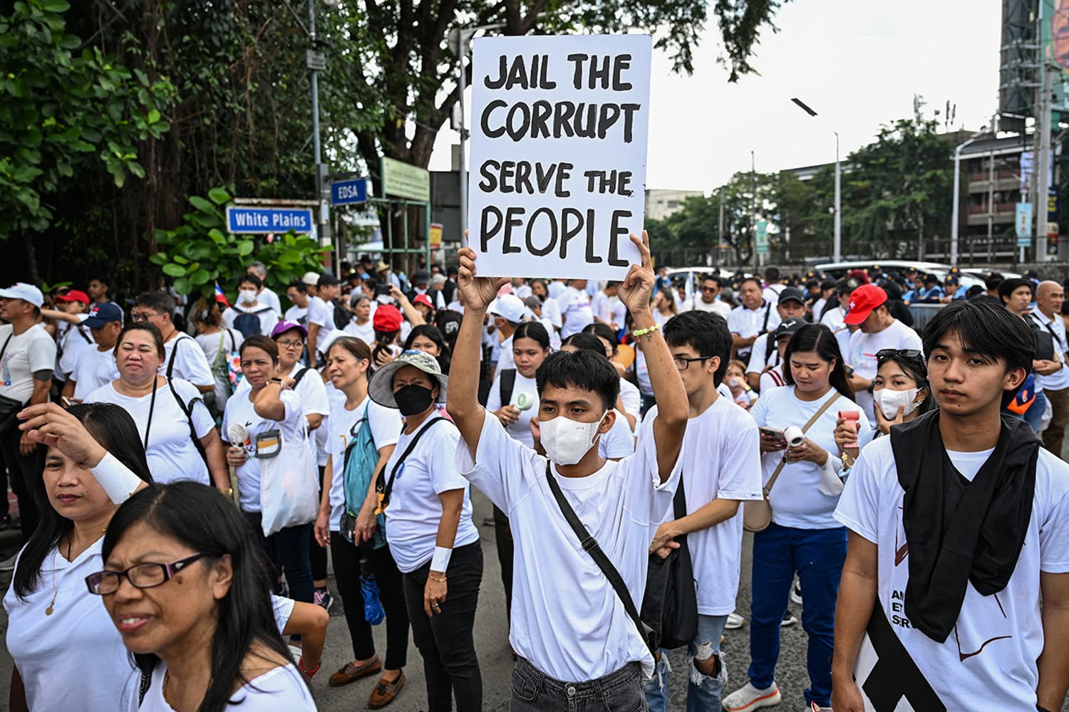 คนฟิลิปปินส์หลายพันประท้วงทุจริตโครงการป้องกันน้ำท่วมที่ไม่มีอยู่จริง