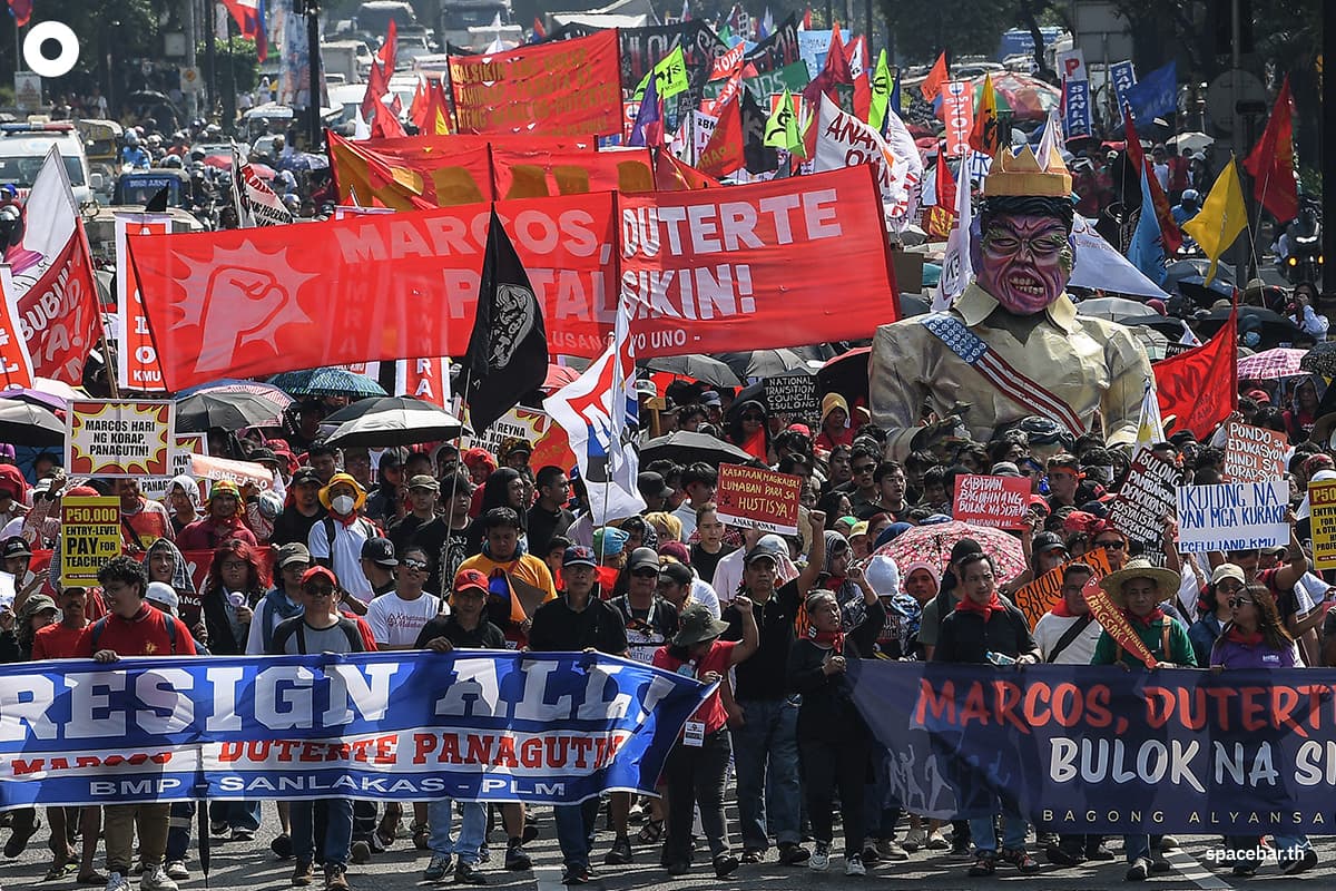 ผู้ประท้วงถือหุ่นจำลองประธานาธิบดี เฟอร์ดินานด์ มาร์กอส เดินขบวนไปยังทำเนียบประธานาธิบดี ระหว่างการชุมนุมต่อต้านการทุจริตในกรุงมะนิลา Photo by TED ALJIBE / AFP