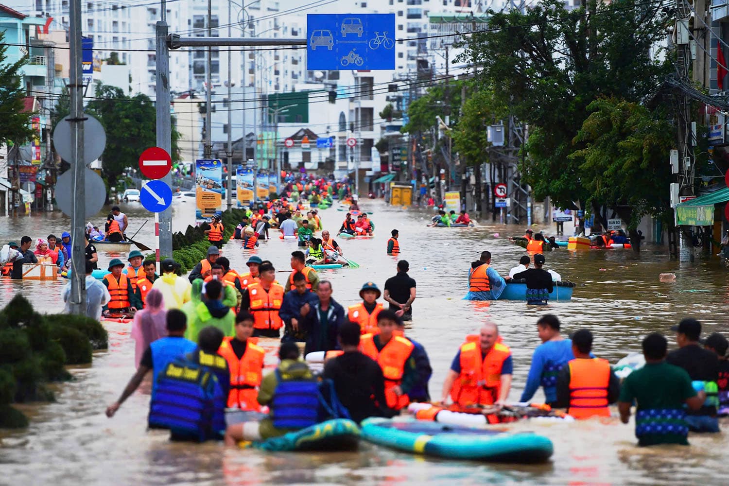 เวียดนามเตรียมรับมือ ‘ไต้ฝุ่นเวอร์บีนา’ เตือนฝนหนักอีกระลอก ทั้งที่เพิ่งฟื้นฟูน้ำท่วมครั้งก่อนได้ไม่กี่วัน