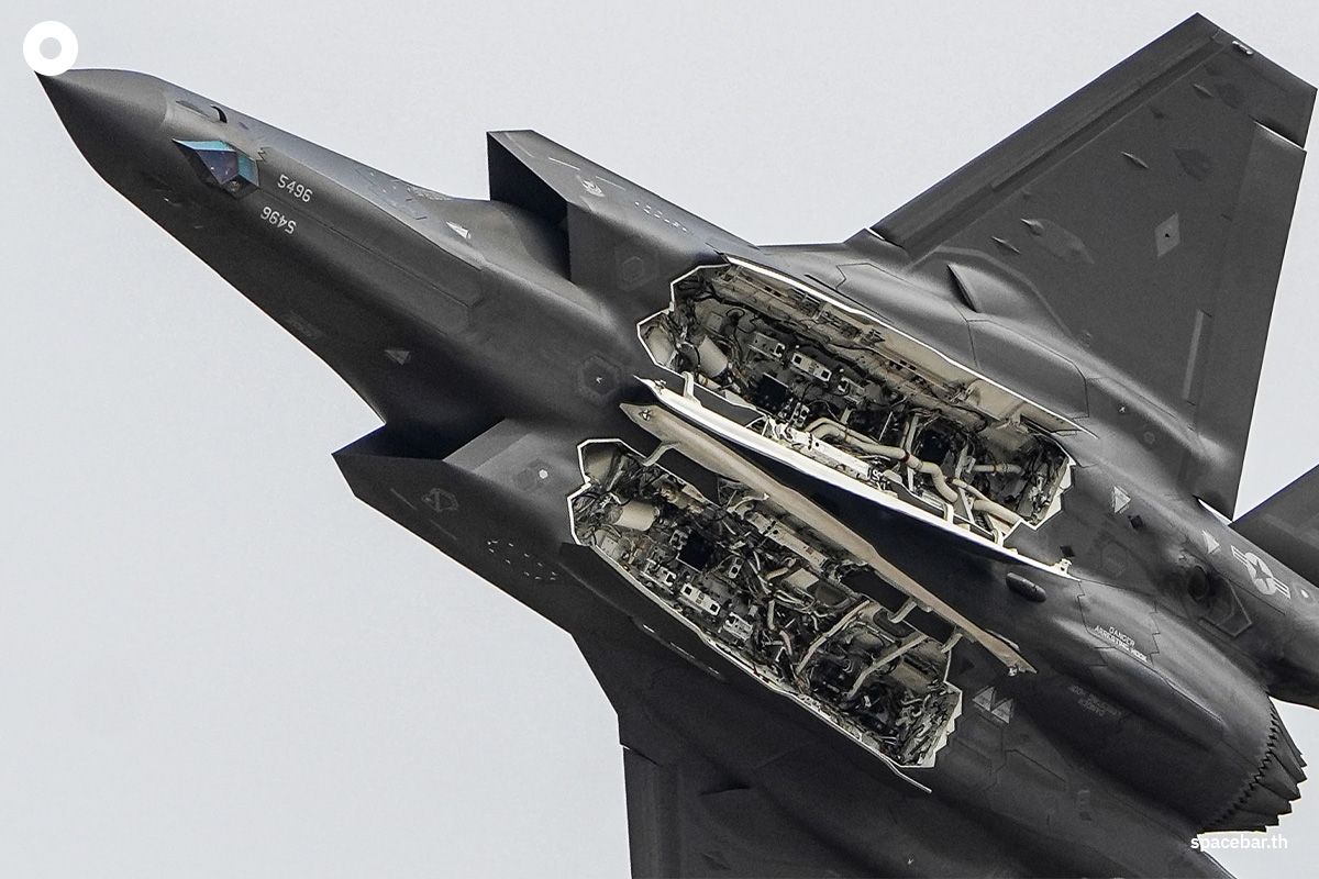 Airshow_Thai_Air_Force_J10_F35_Gripen_SPACEBAR_Photo07_b0af42b3e0.jpg