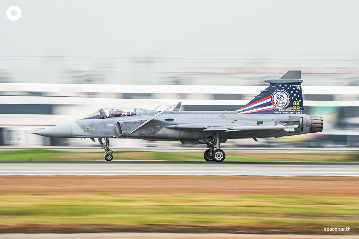 Airshow_Thai_Air_Force_J10_F35_Gripen_SPACEBAR_Photo08_7594f2c637.jpg