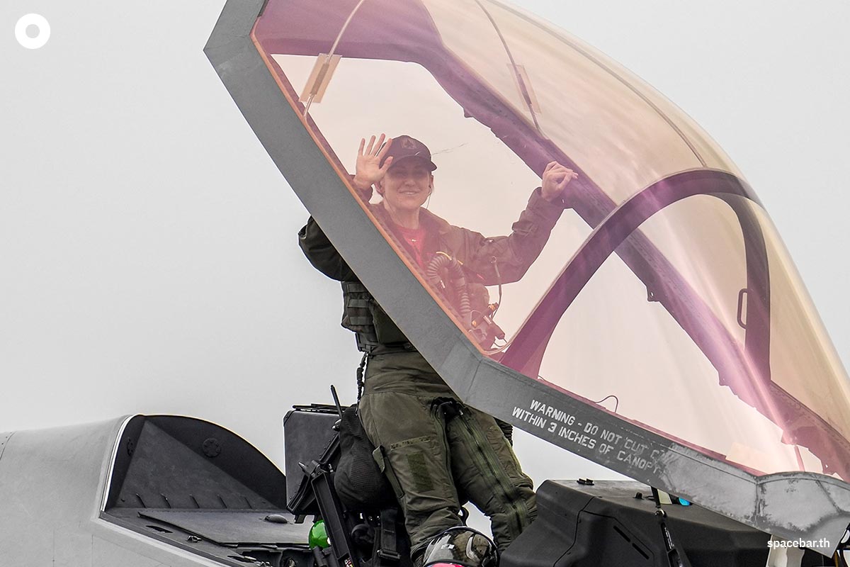Airshow_US_Air_Force_F35_A_SPACEBAR_Photo00_7b8a455f70.jpg
