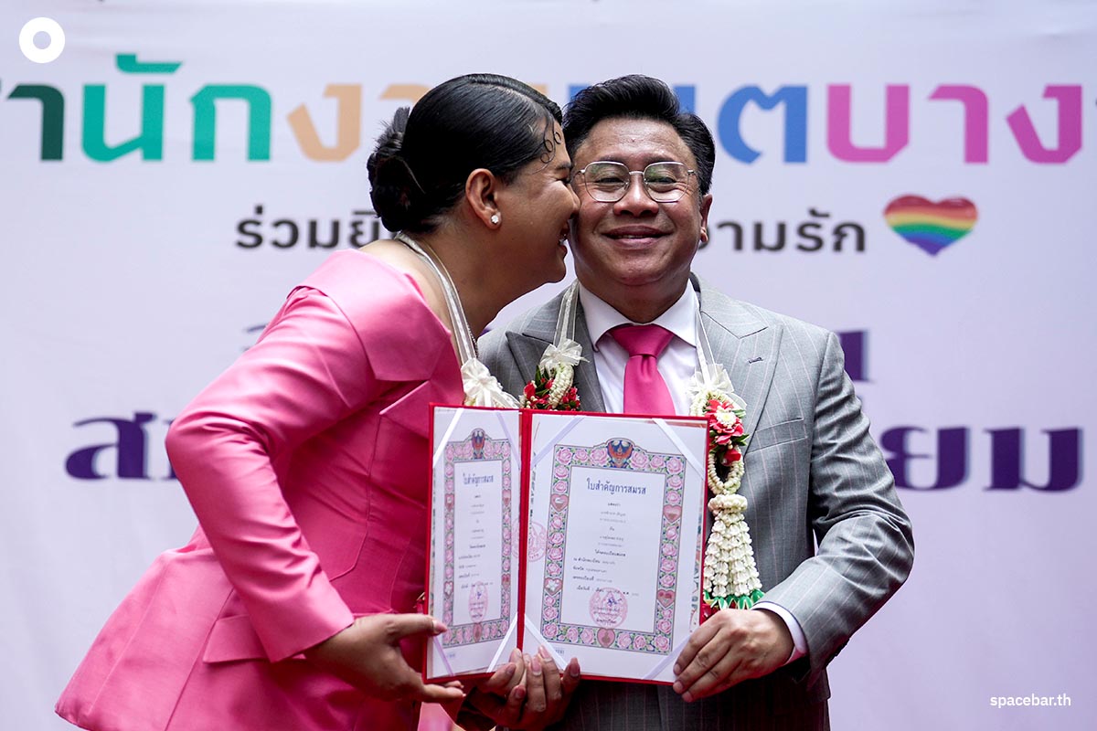 Jakrapob_Penkair_Supraipon_Chuaychoo_registered_marriage_certificate_Bang_Rak_District_SPACEBAR_Photo01_1bd491399d.jpg