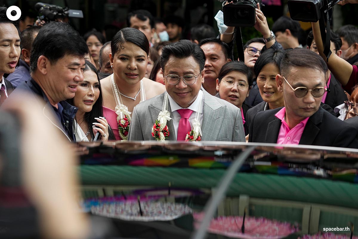 Jakrapob_Penkair_Supraipon_Chuaychoo_registered_marriage_certificate_Bang_Rak_District_SPACEBAR_Photo09_dc9363f4ff.jpg