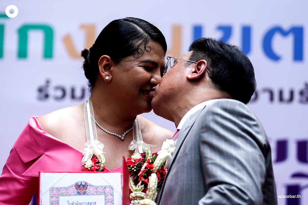 Jakrapob_Penkair_Supraipon_Chuaychoo_registered_marriage_certificate_Bang_Rak_District_SPACEBAR_Photo10_b30ea07f5b.jpg