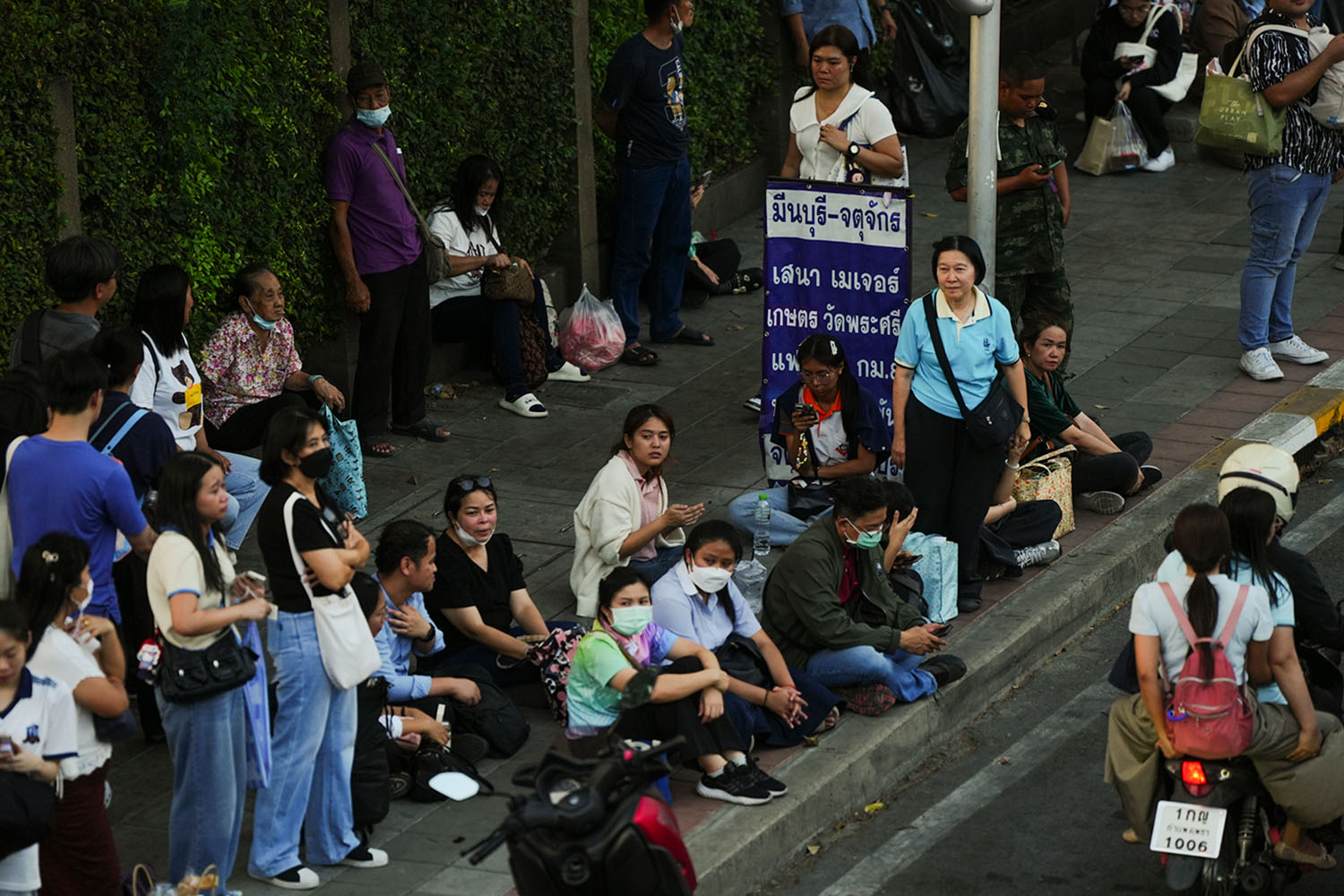 People_return_home_after_the_earthquake_SPACEBAR_Hero_aff074c1f4.jpg