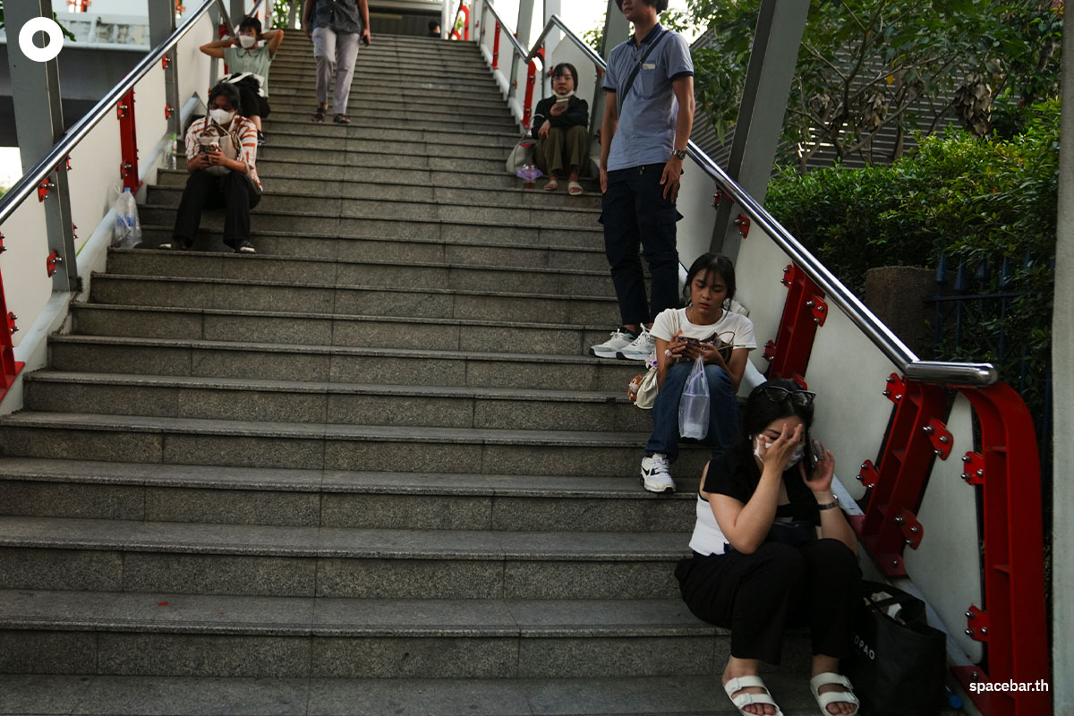 People_return_home_after_the_earthquake_SPACEBAR_Photo01_94cf8fc8c2.jpg