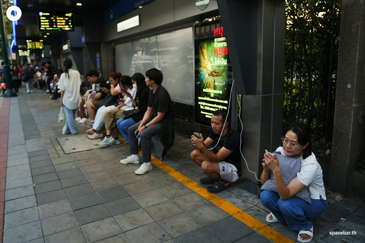 People_return_home_after_the_earthquake_SPACEBAR_Photo03_0198d68d2a.jpg