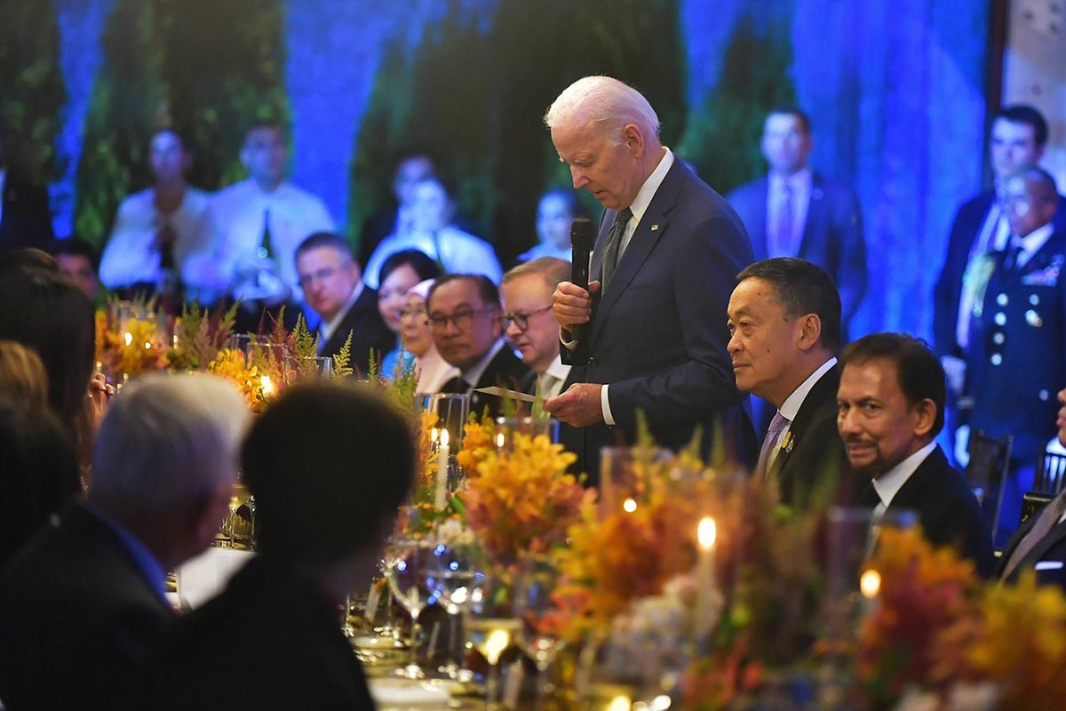 Srettha_sat_next_to_Biden_at_the_APEC_leaders_dinner_SPACEBAR_Photo00_2bc24e68ec.jpg