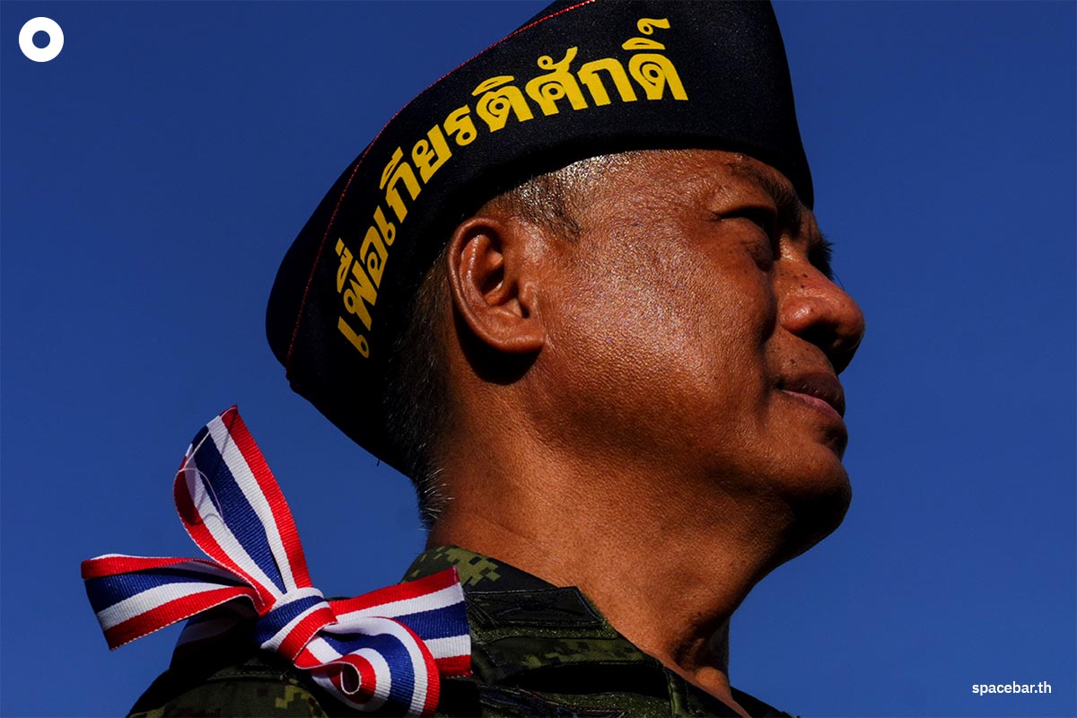 PhotoStory-‘ทหารผ่านศึก’ โบกธงไทย-ร้องเพลงชาติ ส่งกำลังใจถึงทหารแนวหน้า-สดุดีนักรบผู้กล้า