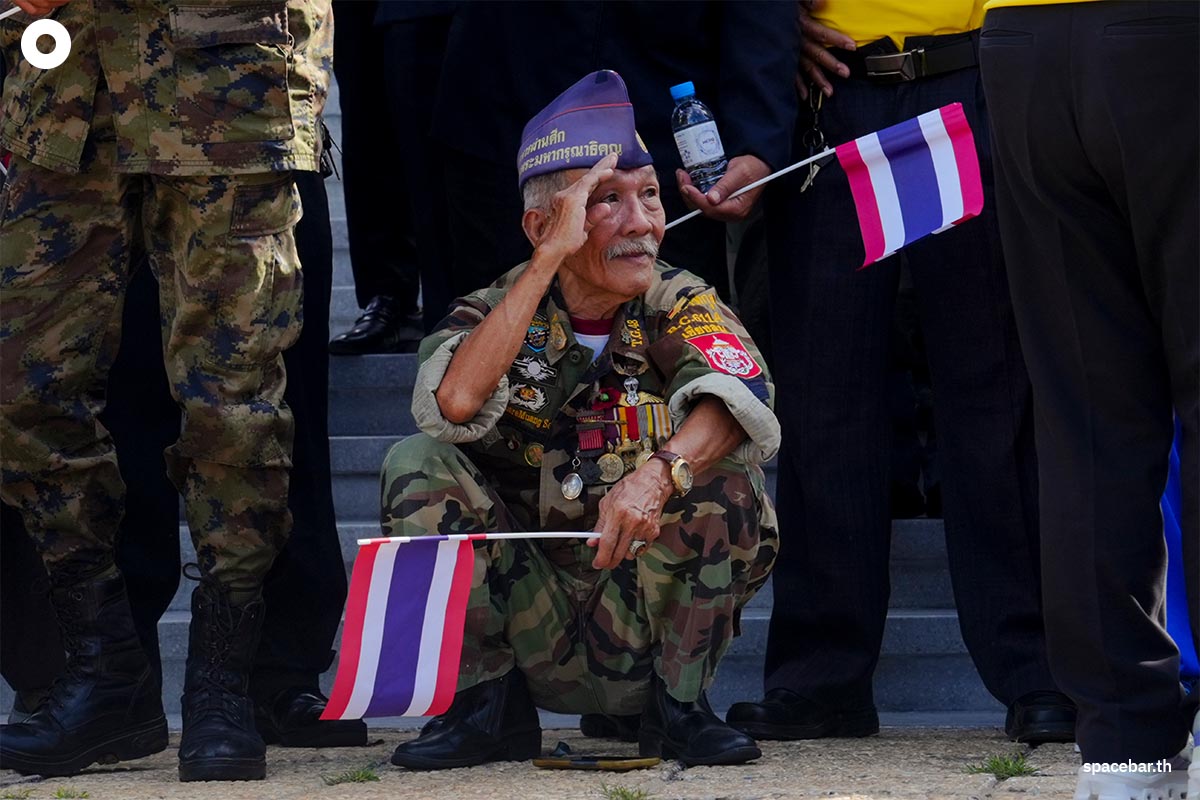 PhotoStory-‘ทหารผ่านศึก’ โบกธงไทย-ร้องเพลงชาติ ส่งกำลังใจถึงทหารแนวหน้า-สดุดีนักรบผู้กล้า