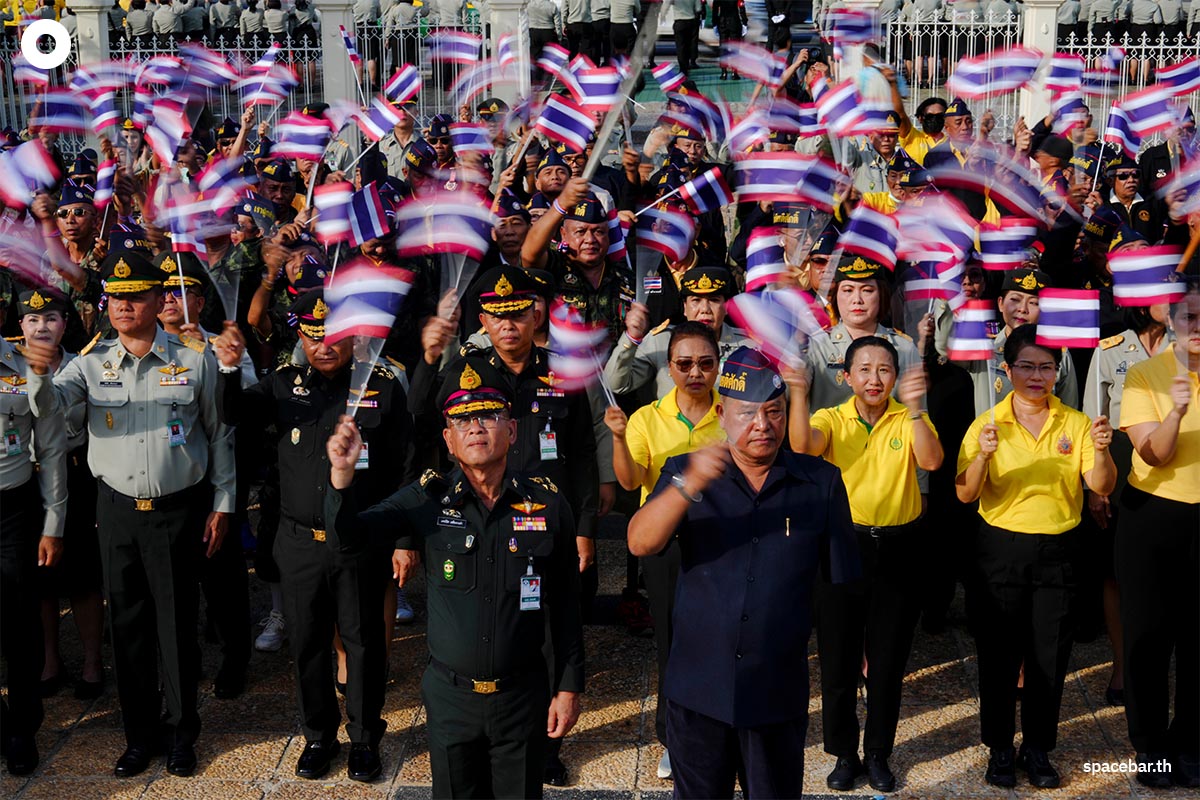PhotoStory-‘ทหารผ่านศึก’ โบกธงไทย-ร้องเพลงชาติ ส่งกำลังใจถึงทหารแนวหน้า-สดุดีนักรบผู้กล้า