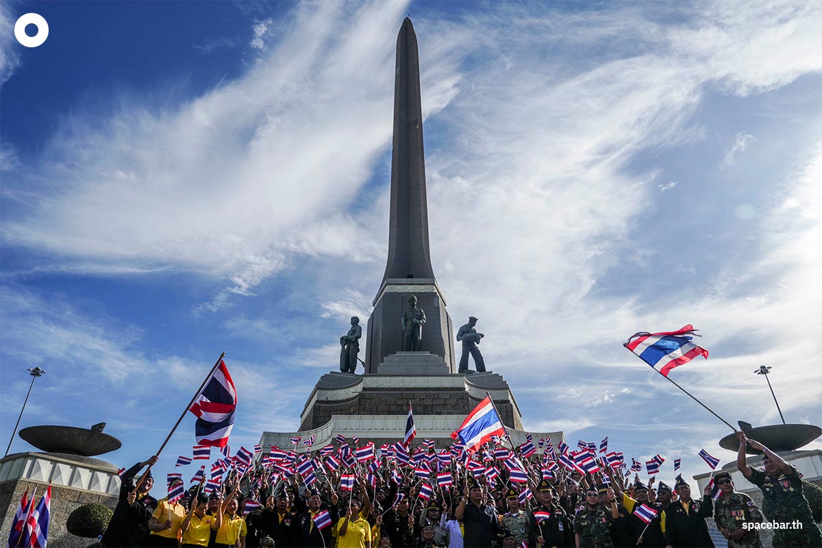 PhotoStory-‘ทหารผ่านศึก’ โบกธงไทย-ร้องเพลงชาติ ส่งกำลังใจถึงทหารแนวหน้า-สดุดีนักรบผู้กล้า