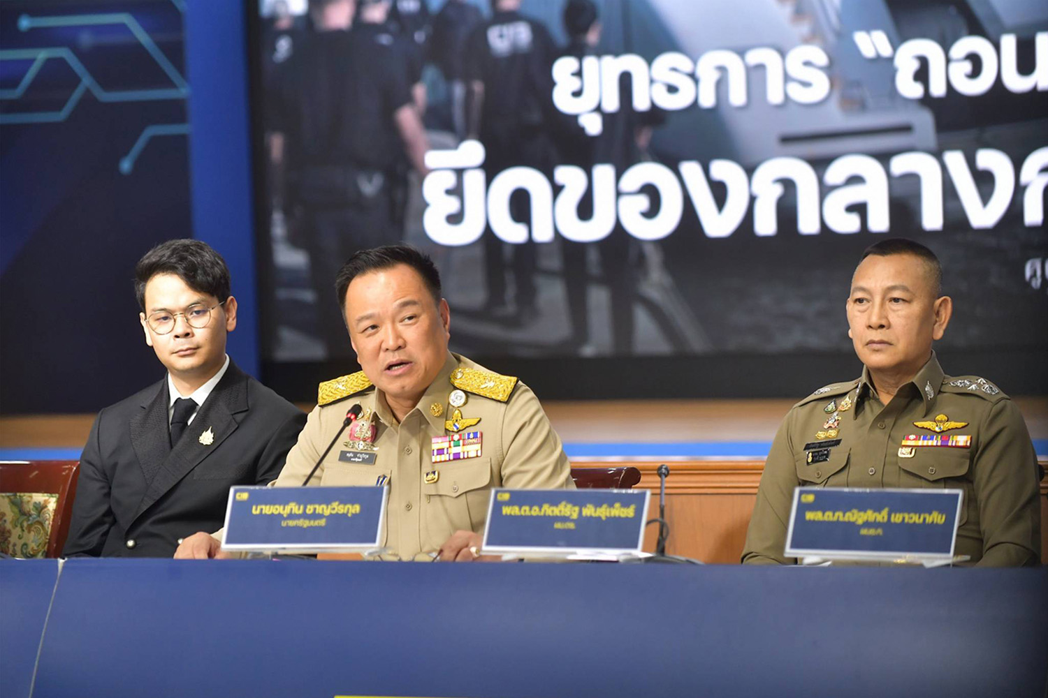 PhotoStory-บรรยากาศ ‘นายกฯ’ นำแถลงผลปฏิบัติการ ‘ถอนรากสแกมเมอร์ข้ามชาติ’ ณ กองบัญชาการตำรวจสอบสวนกลาง (บช.ก)